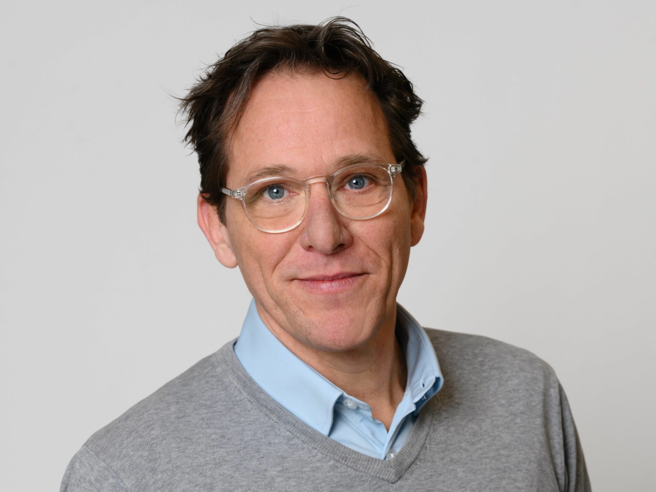 Eric Houtenbos liggend scaled 1