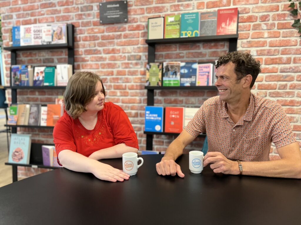 Dirkje in gesprek met Gerrit van Romunde
