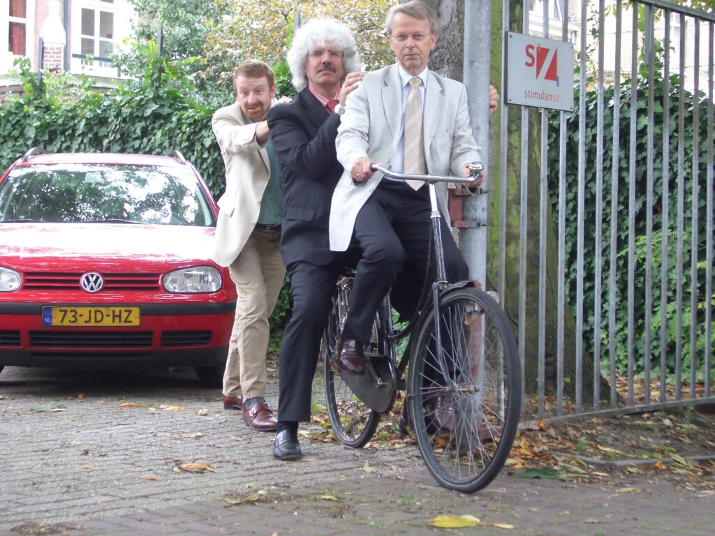 Drie mannen op één fiets