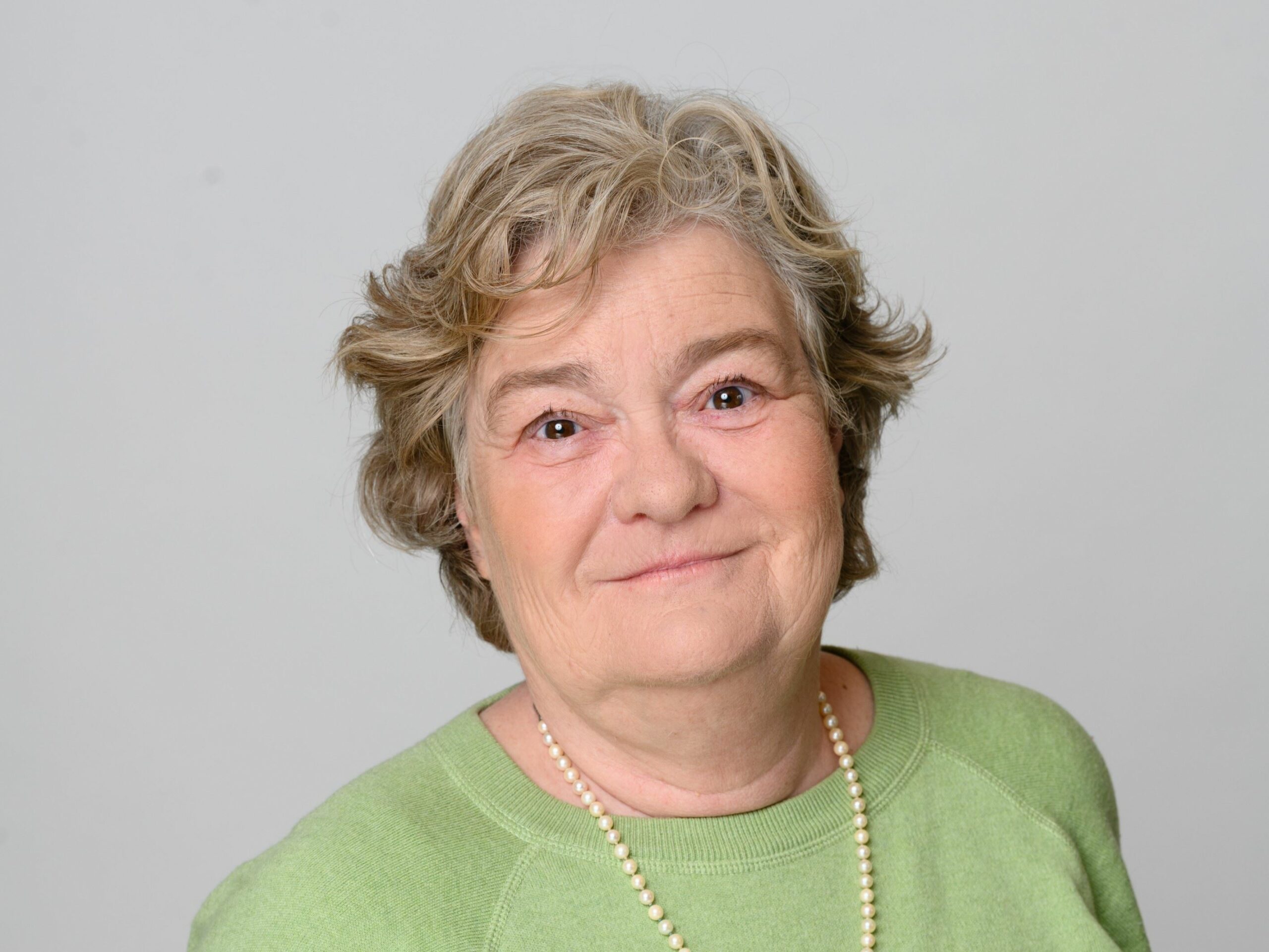 Margriet Bax liggend scaled 1