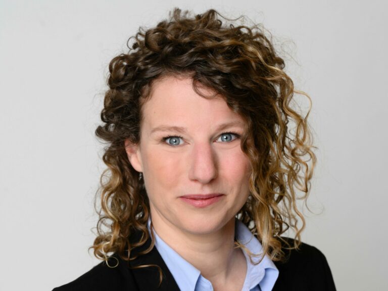 Neeltje van Hooft liggend scaled 2