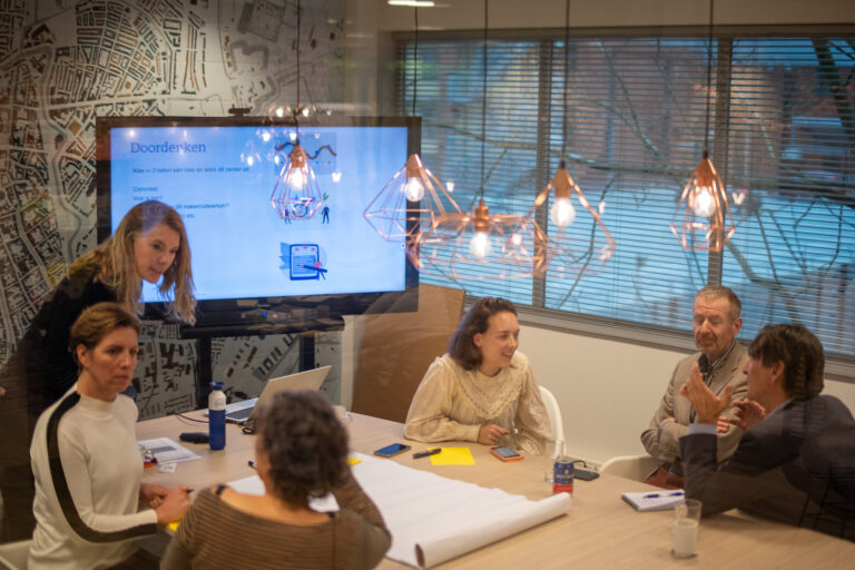 Foto kantoor met medewerkers