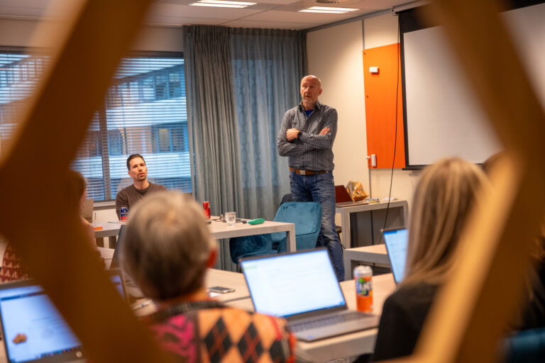 Foto kantoor met medewerkers