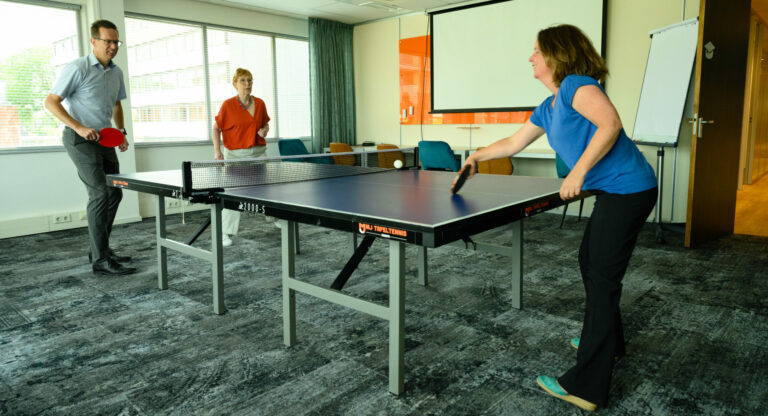 Collega's tafeltennissen bij Stimulansz